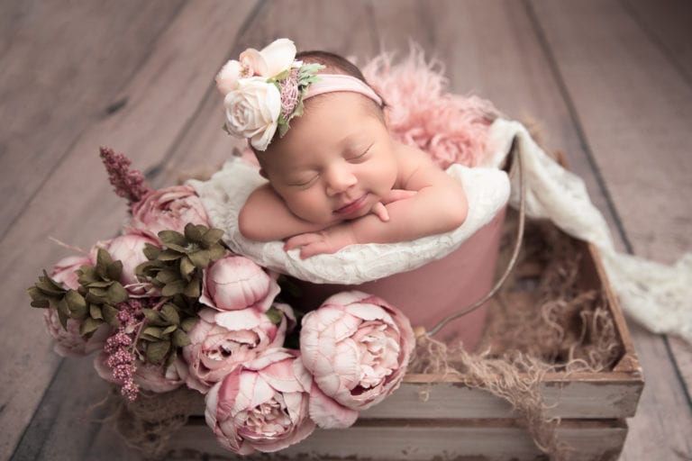 how-to-pick-the-best-newborn-session-accessories-for-portraits