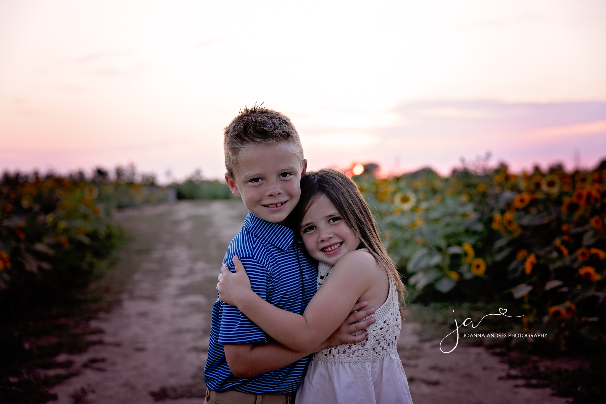 Siblings embracing eachother in a sunflower field