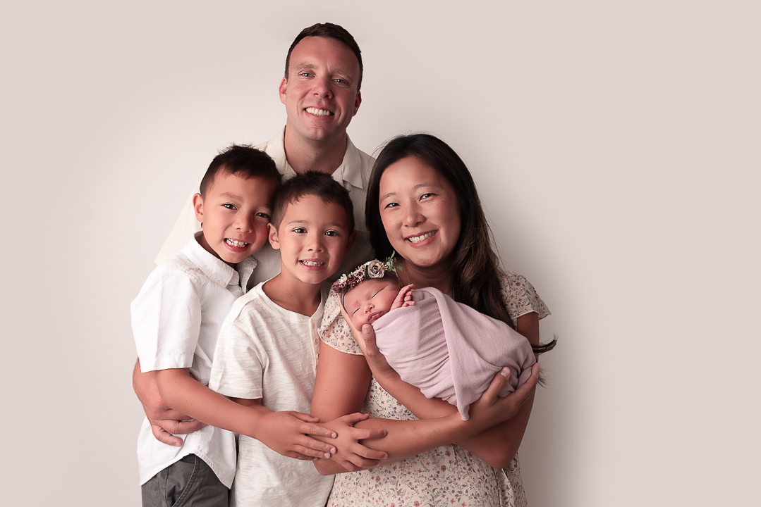 family portrait including parents newborn and siblings